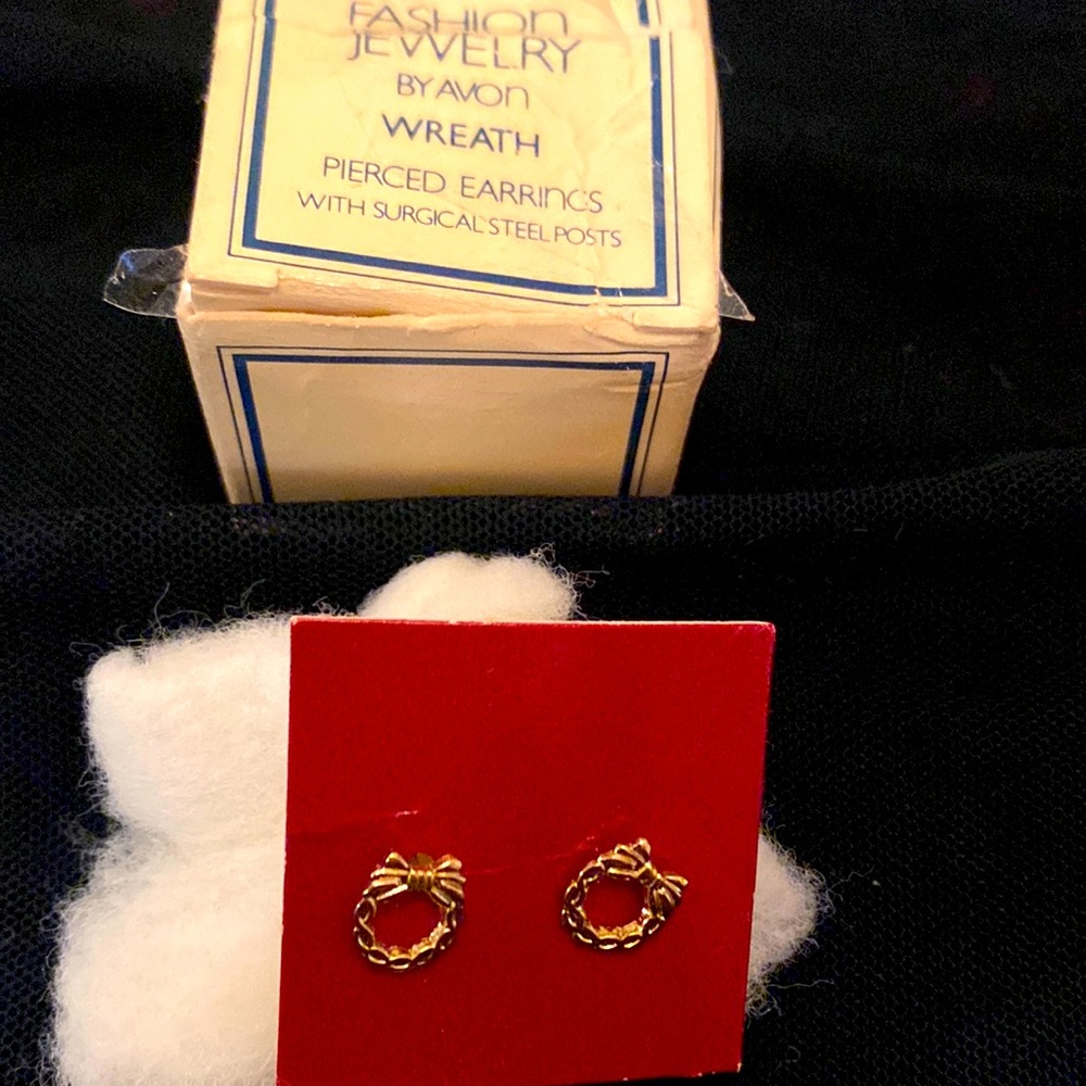 Vintage AVON GOLDTONE WREATH EARRINGS PIERCED SURGICAL STEEL POST